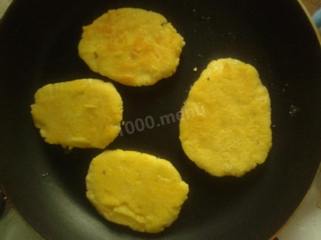 Шаг 5 приготовления Кукурузные лепешки с сыром