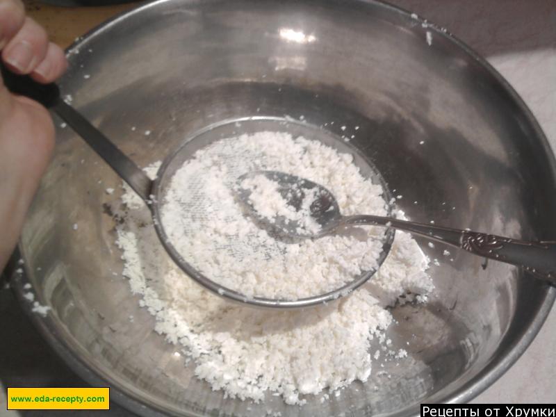 Шаг 2 приготовления Сырники с бананом из муки и творога на яйцах
