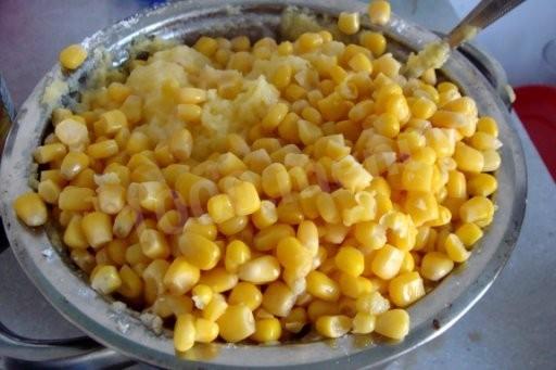 Шаг 6 приготовления Кукурузные оладьи с сыром Моцарелла