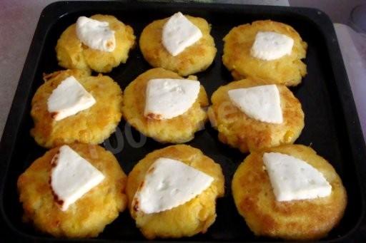 Шаг 8 приготовления Кукурузные оладьи с сыром Моцарелла