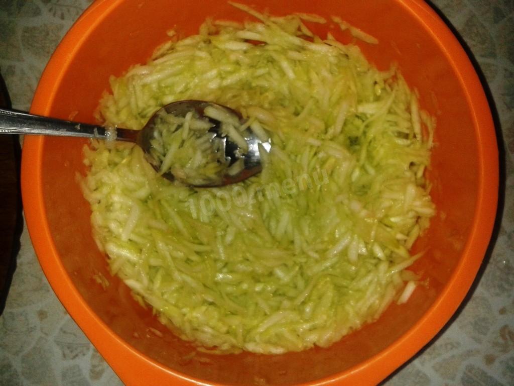 Шаг 2 приготовления Кабачковые оладьи с сосисками