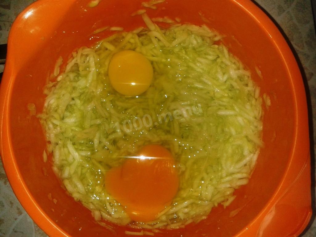 Шаг 3 приготовления Кабачковые оладьи с сосисками