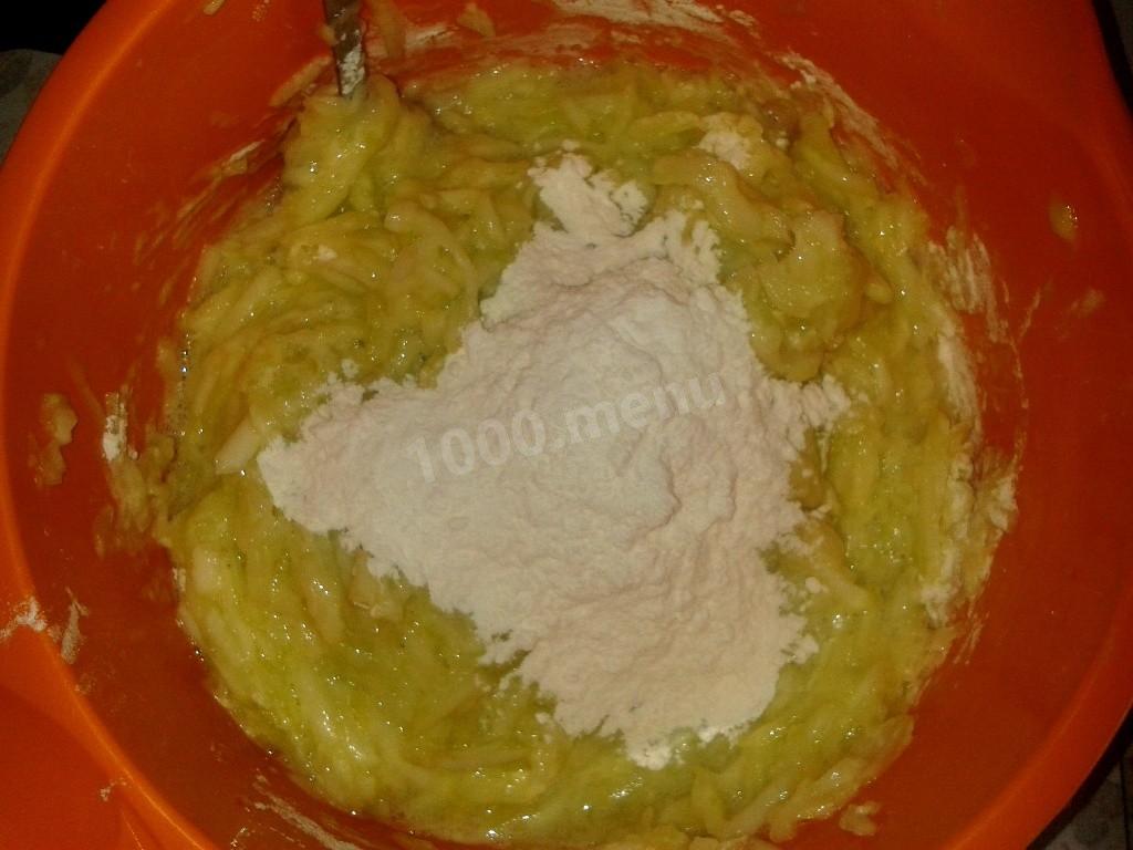 Шаг 4 приготовления Кабачковые оладьи с сосисками