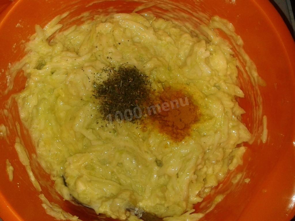 Шаг 5 приготовления Кабачковые оладьи с сосисками
