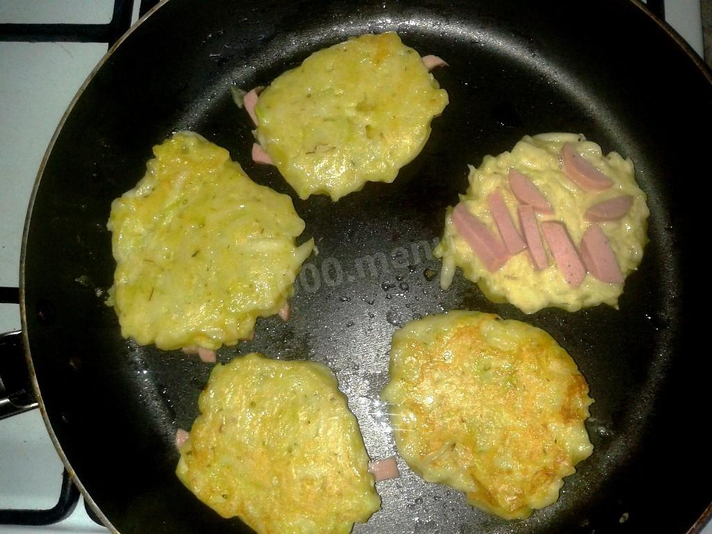 Шаг 9 приготовления Кабачковые оладьи с сосисками