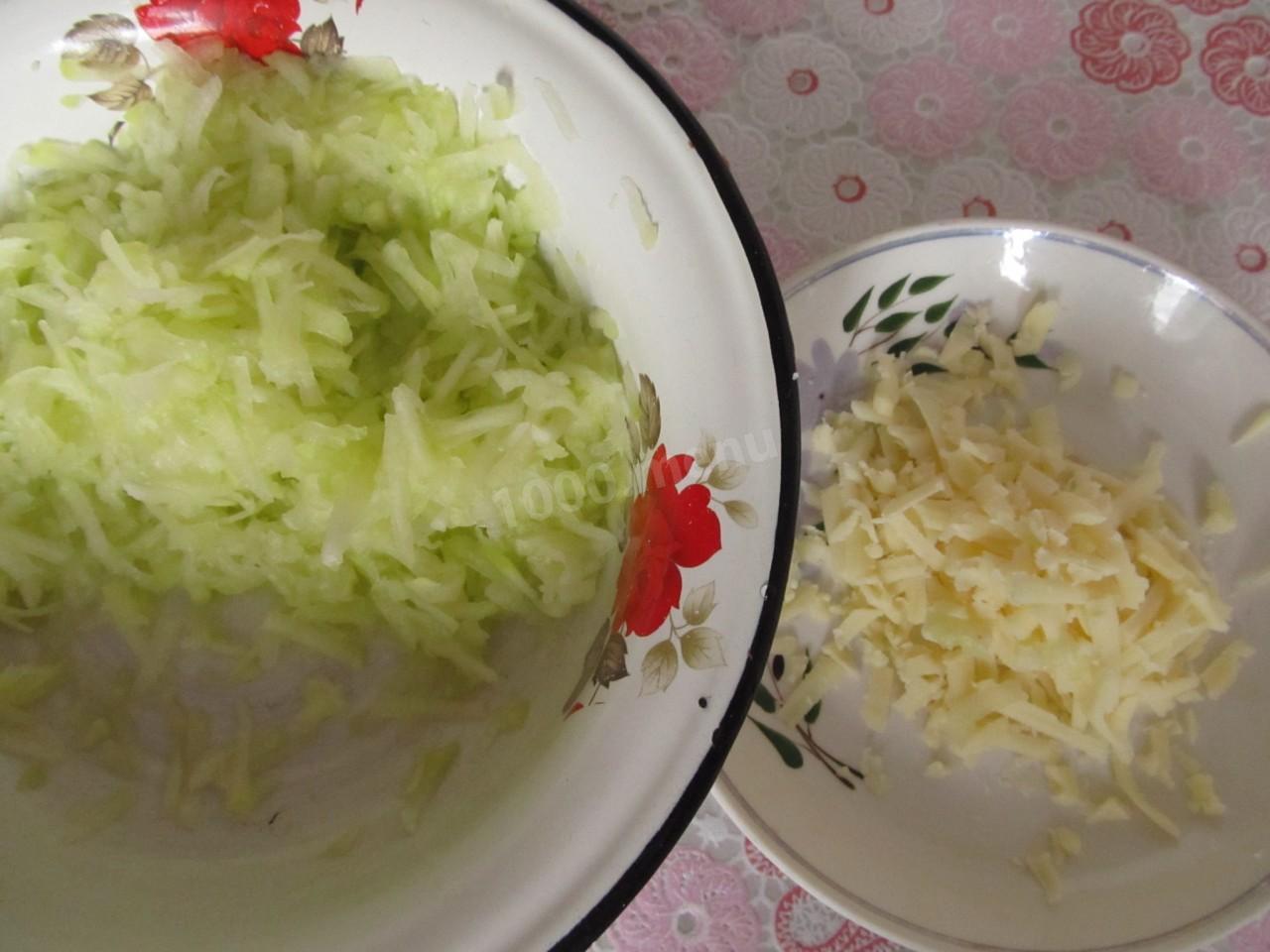 Шаг 2 приготовления Маффины с кабачком и сыром