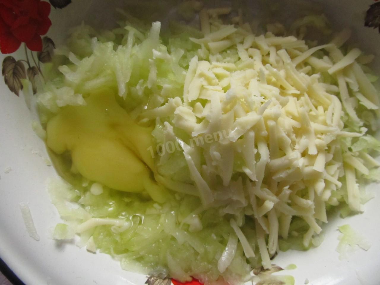 Шаг 3 приготовления Маффины с кабачком и сыром