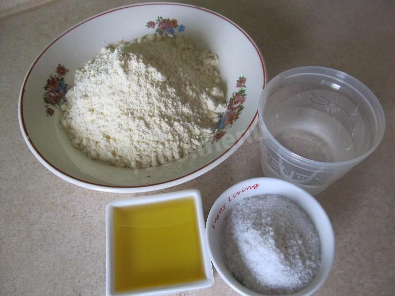Шаг 1 приготовления Мчади из кукурузной муки грузинские