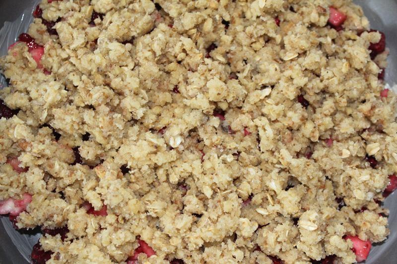 Шаг 7 приготовления Овсяный пирог с яблоками и малиной