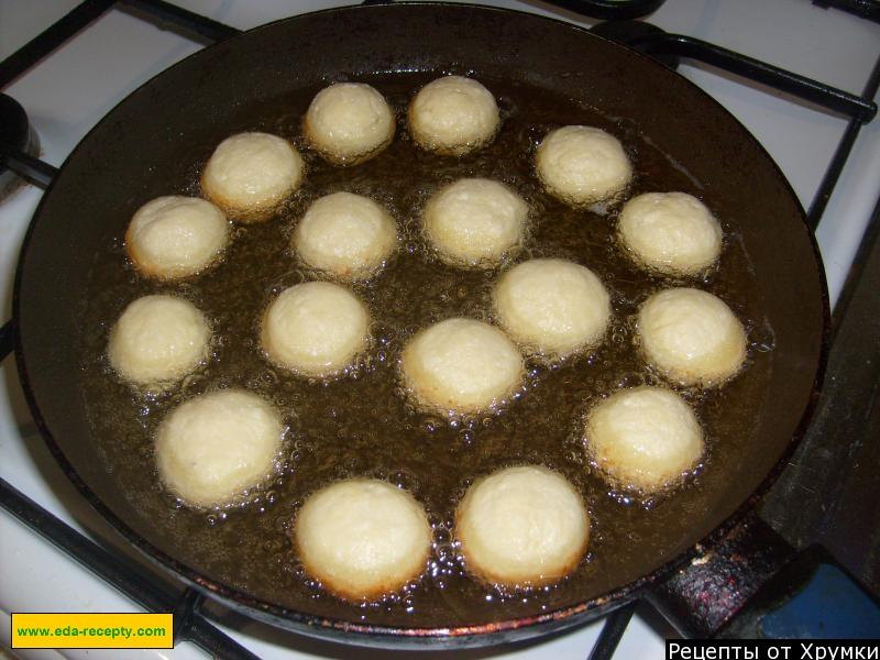 Шаг 2 приготовления Шарики из творога, муки и соды жареные в масле