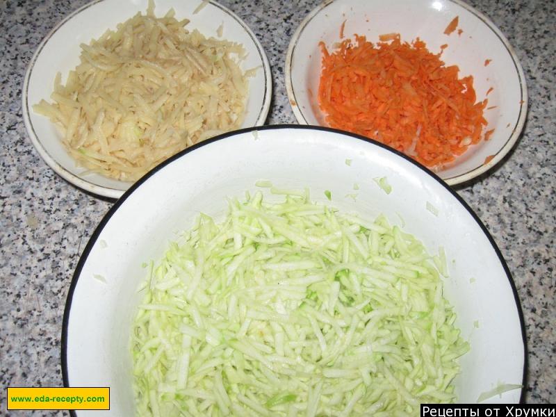 Шаг 3 приготовления Оладьи из кабачков с манкой и картошкой на воде