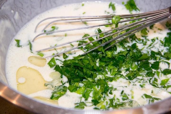 Шаг 3 приготовления Простые блины с зеленью