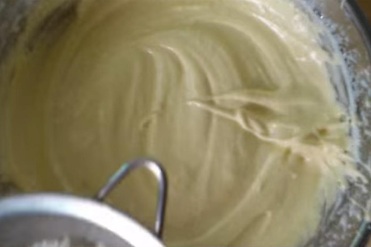 Шаг 10 приготовления Японский бисквит с медом на молоке