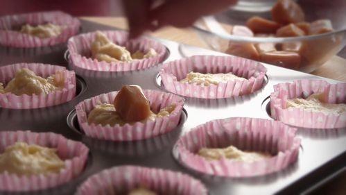 Шаг 8 приготовления Маленькие кексы с начинкой из ирисок на сметане
