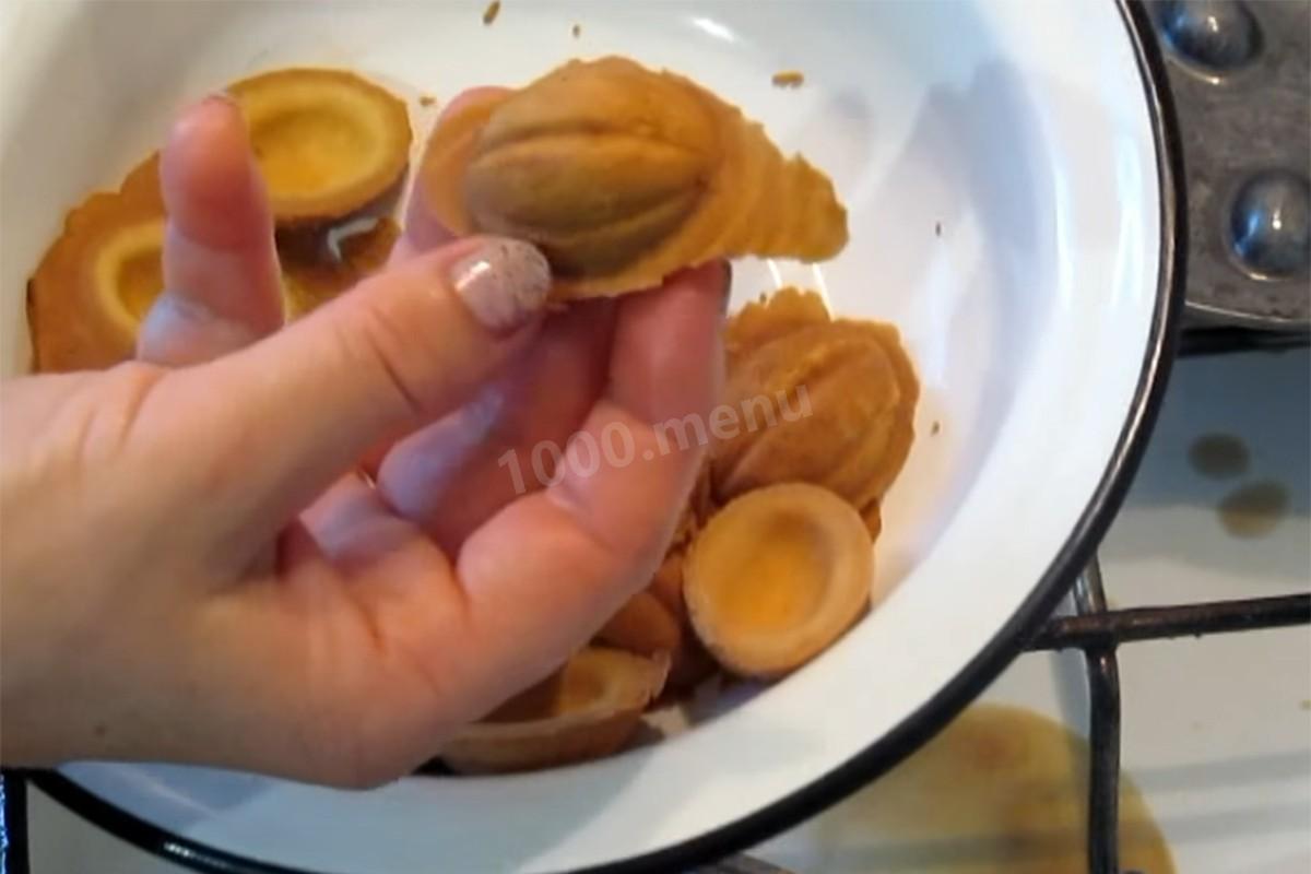 Шаг 10 приготовления Печенье со сгущенкой круглые орешки