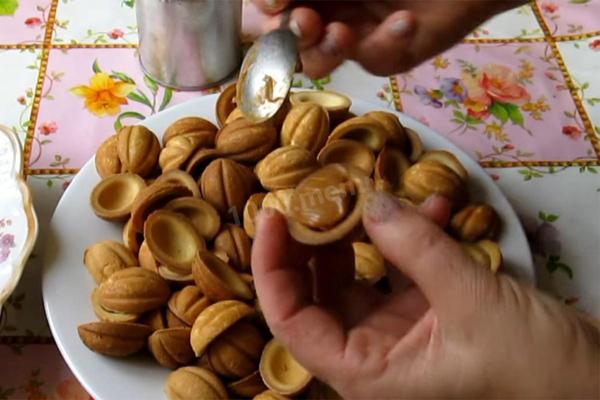Шаг 12 приготовления Печенье со сгущенкой круглые орешки