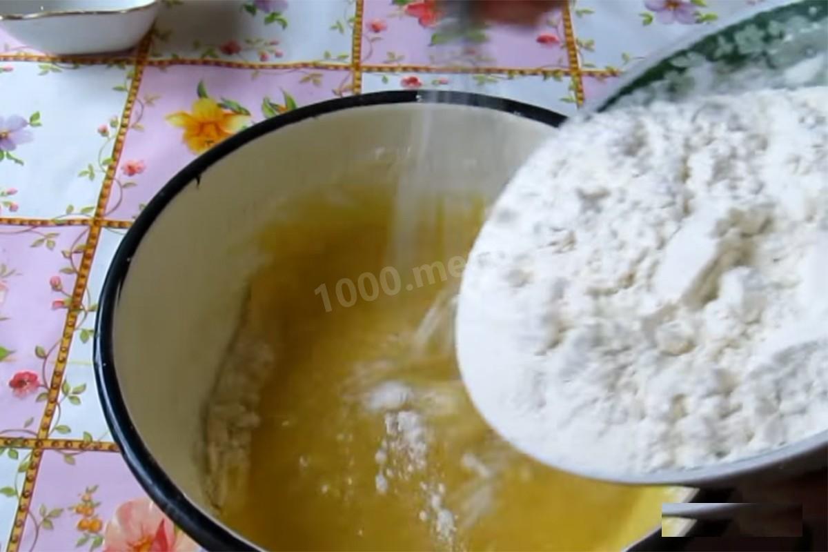 Шаг 4 приготовления Печенье со сгущенкой круглые орешки