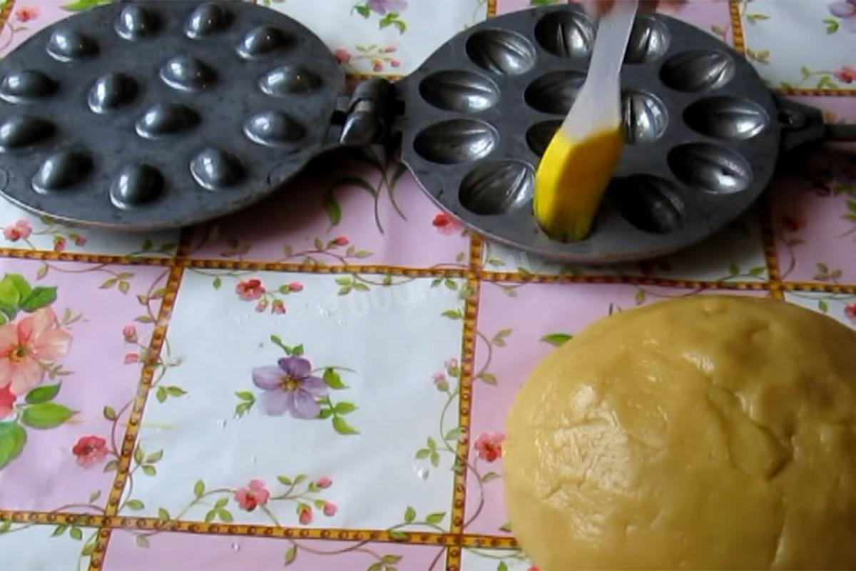 Шаг 6 приготовления Печенье со сгущенкой круглые орешки