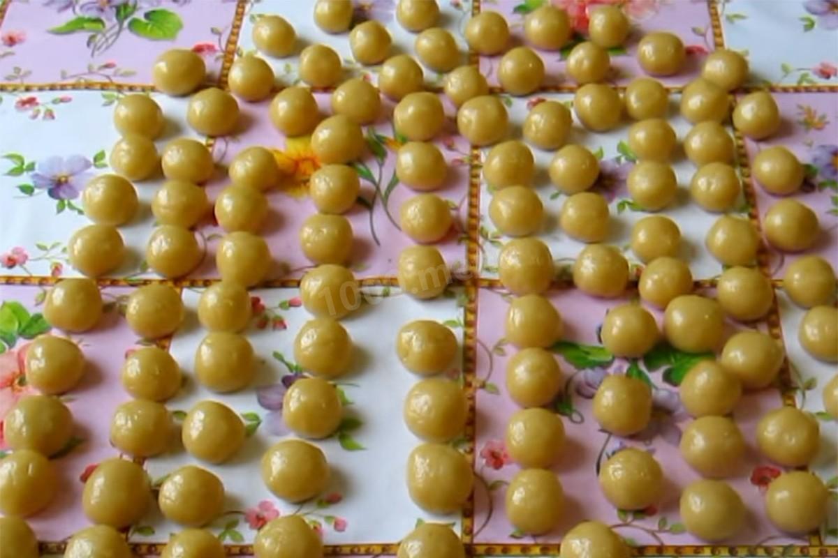 Шаг 7 приготовления Печенье со сгущенкой круглые орешки