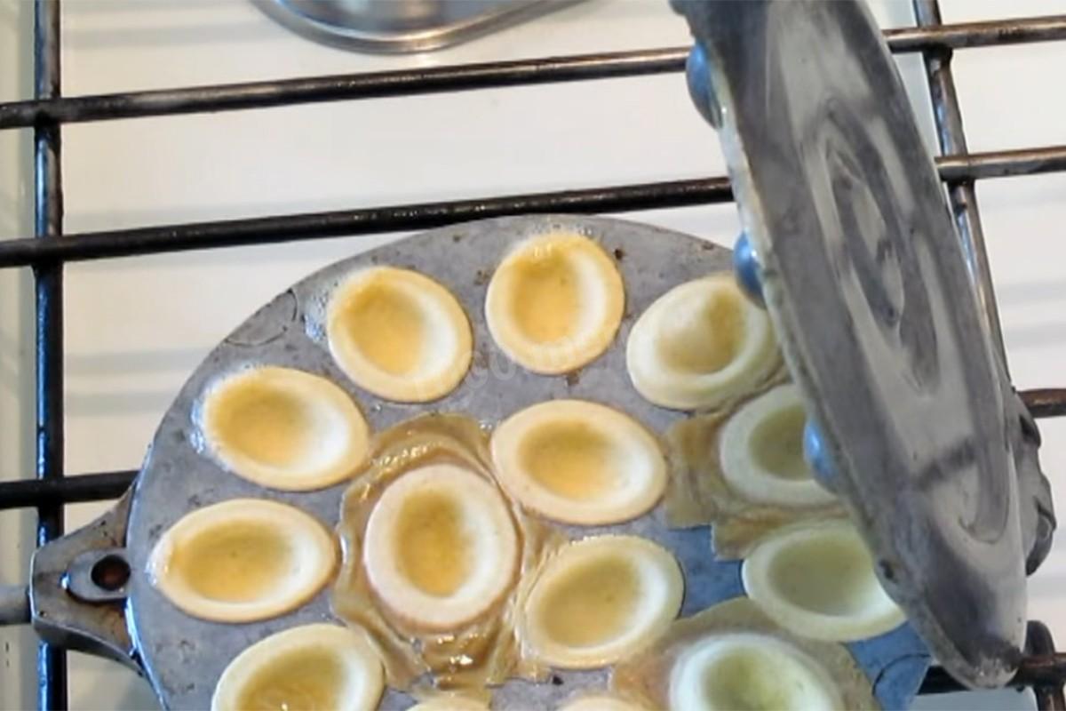 Шаг 9 приготовления Печенье со сгущенкой круглые орешки