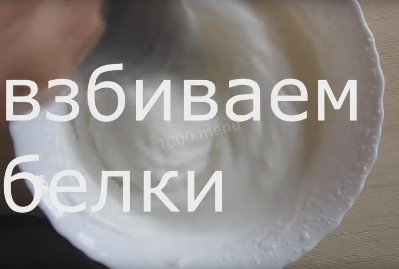 Шаг 2 приготовления Бисквит с вишней