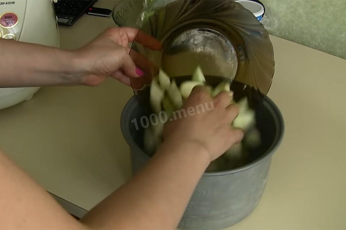 Шаг 3 приготовления Шарлотка с яблоками в мультиварке яблочная