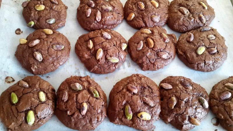 Шаг 7 приготовления Шоколадное печенье с фисташками