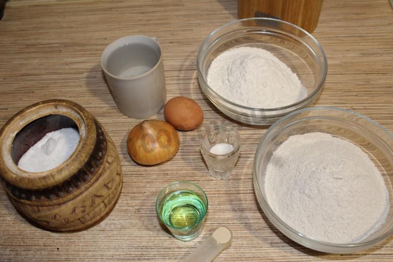 Шаг 1 приготовления Булочки из теста на ржаной муке с луком