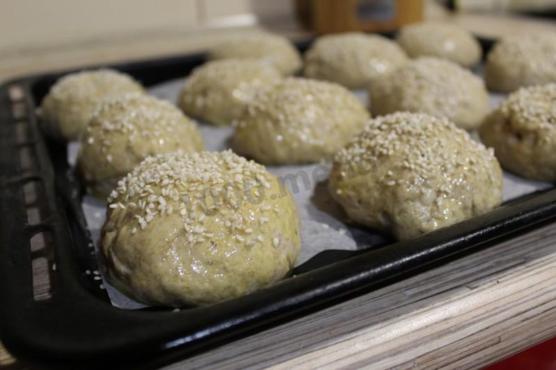 Шаг 13 приготовления Булочки из теста на ржаной муке с луком