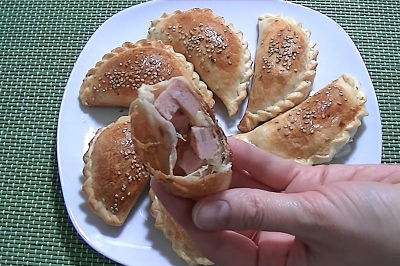 Шаг 14 приготовления Пирожки в виде вареников сырные с ветчиной
