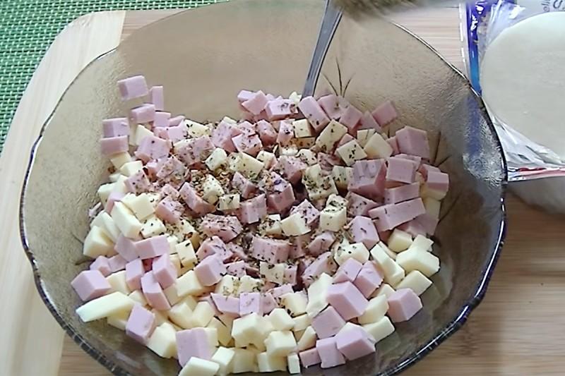 Шаг 2 приготовления Пирожки в виде вареников сырные с ветчиной