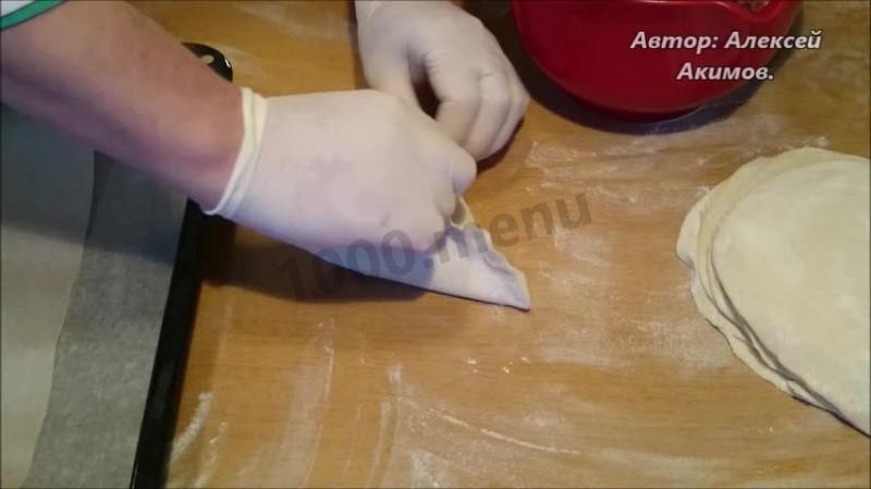 Шаг 4 приготовления Самса с мясным фаршем тимьяном и чабрецом
