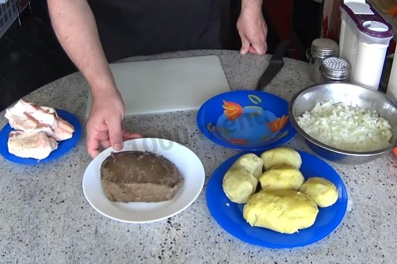 Шаг 2 приготовления Пирожки с печенкой, картошкой и луком