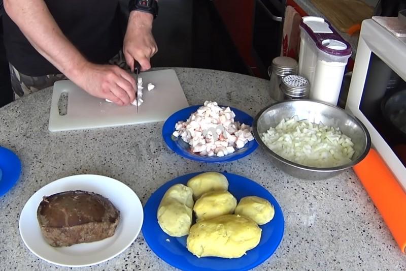Шаг 3 приготовления Пирожки с печенкой, картошкой и луком