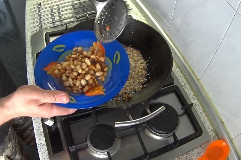 Шаг 7 приготовления Пирожки с печенкой, картошкой и луком