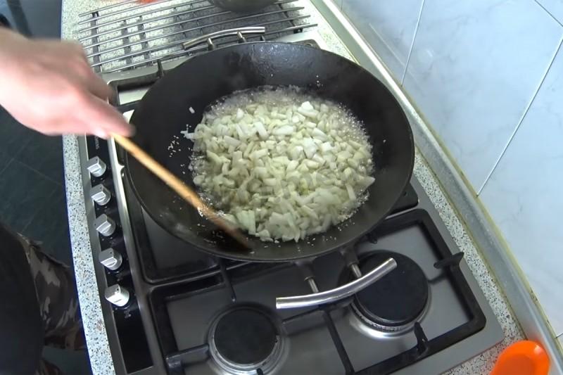 Шаг 8 приготовления Пирожки с печенкой, картошкой и луком