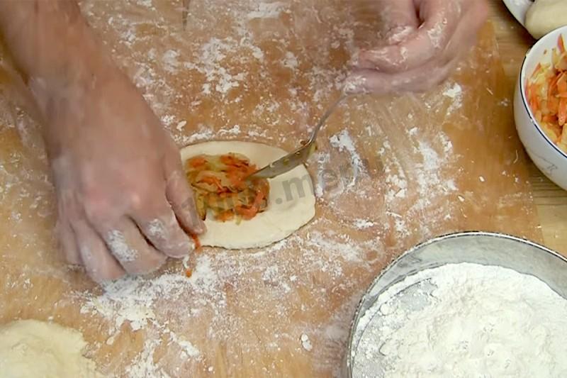 Шаг 10 приготовления Пирожки с капустой и морковкой жареные бездрожжевые