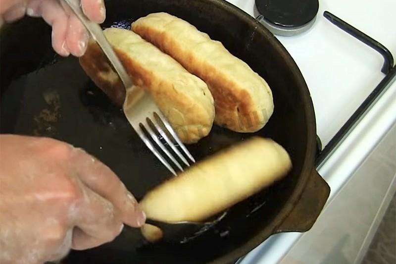 Шаг 12 приготовления Пирожки с капустой и морковкой жареные бездрожжевые