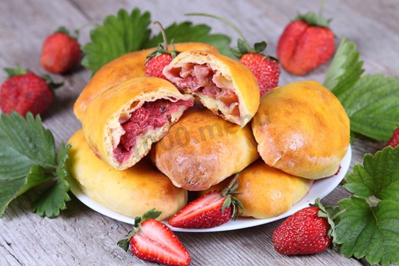 Обложка рецепта Вкусные дрожжевые пирожки со свежей клубникой в духовке