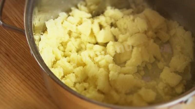 Шаг 1 приготовления Блины из вареной картошки на молоке с зеленым луком