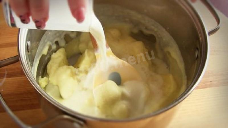 Шаг 2 приготовления Блины из вареной картошки на молоке с зеленым луком