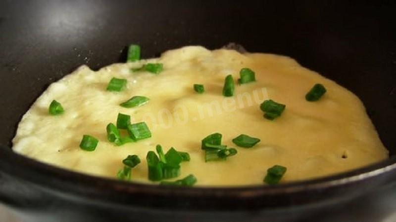 Шаг 7 приготовления Блины из вареной картошки на молоке с зеленым луком