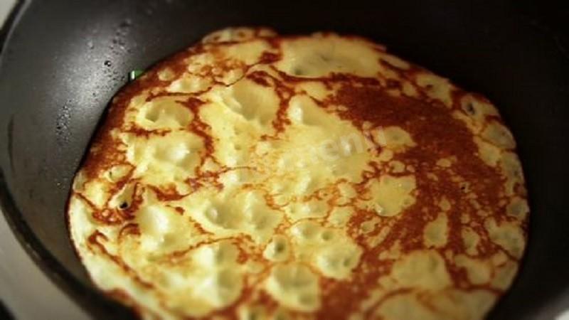 Шаг 8 приготовления Блины из вареной картошки на молоке с зеленым луком