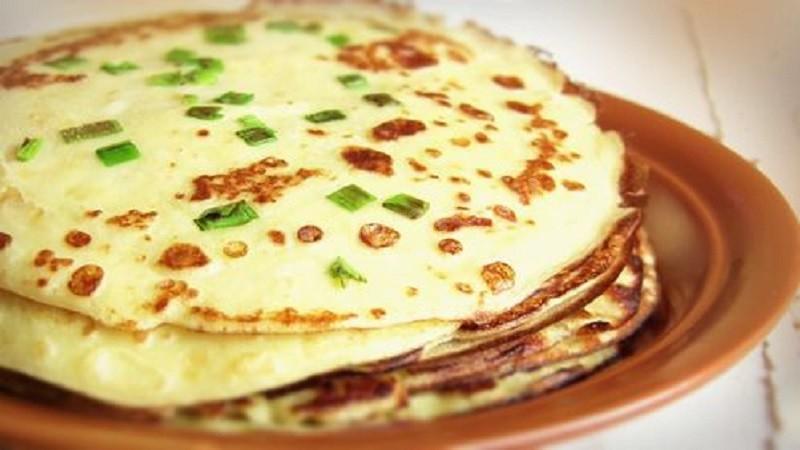 Шаг 9 приготовления Блины из вареной картошки на молоке с зеленым луком