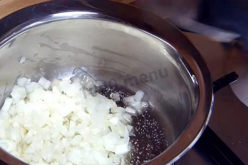 Шаг 1 приготовления Бурек по турецки с мясом свернутый