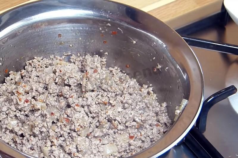 Шаг 4 приготовления Бурек по турецки с мясом свернутый