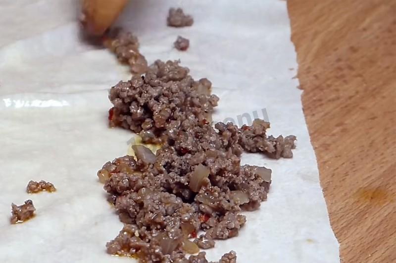 Шаг 7 приготовления Бурек по турецки с мясом свернутый