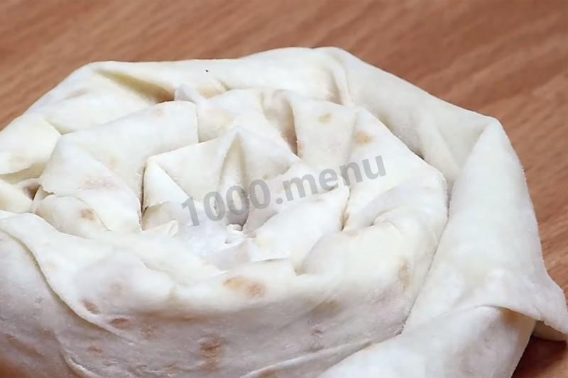 Шаг 8 приготовления Бурек по турецки с мясом свернутый