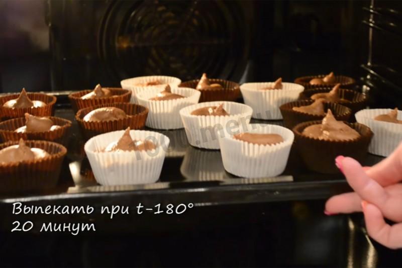 Шаг 10 приготовления Капкейки шоколадные с разным цветным кремом