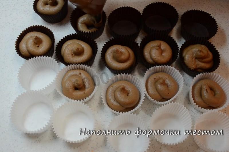 Шаг 9 приготовления Капкейки шоколадные с разным цветным кремом